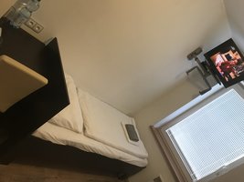 Doppelzimmer Economy mit zwei Betten vor einer Person besetzt